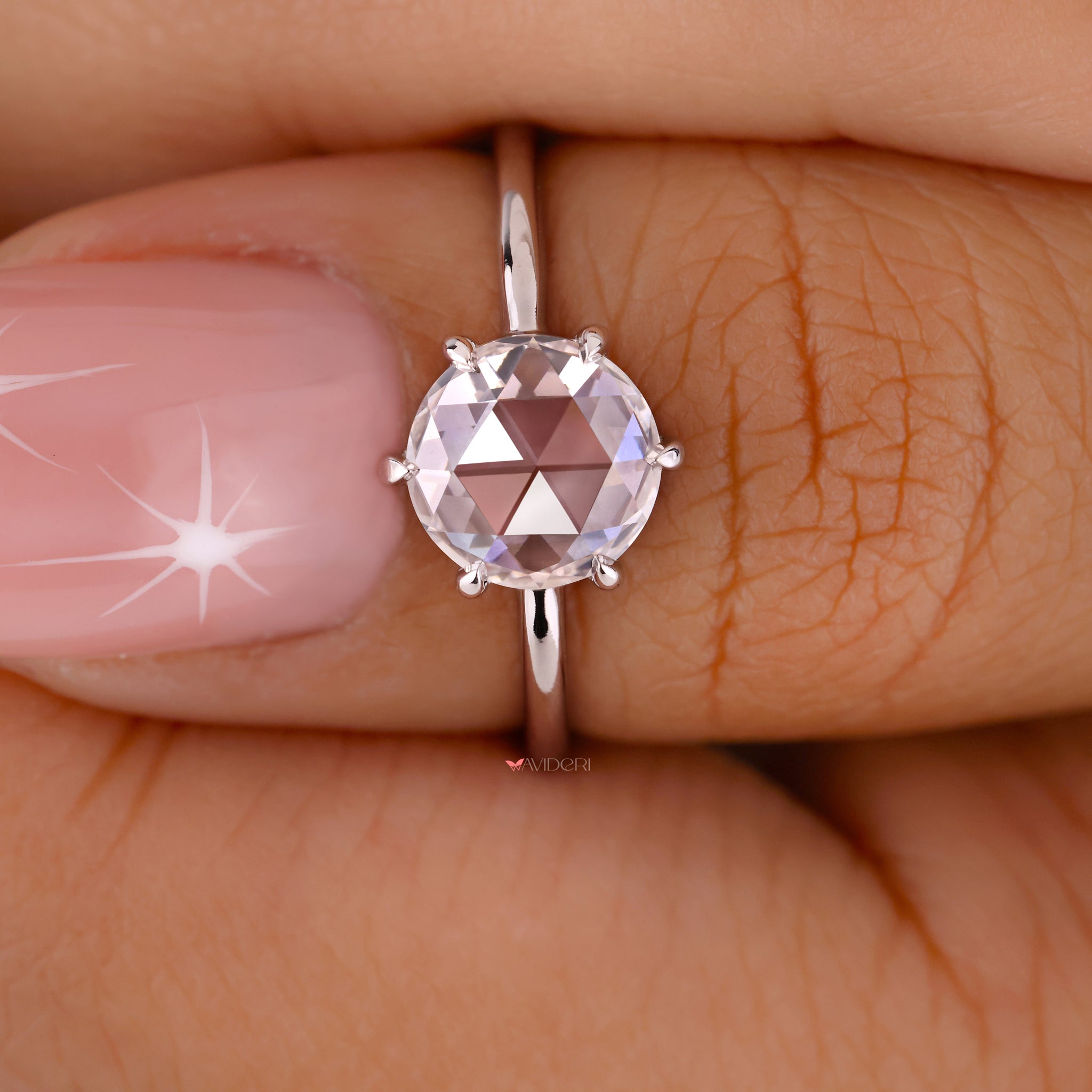 6 prong ring with a captivating round diamond for a refined look
