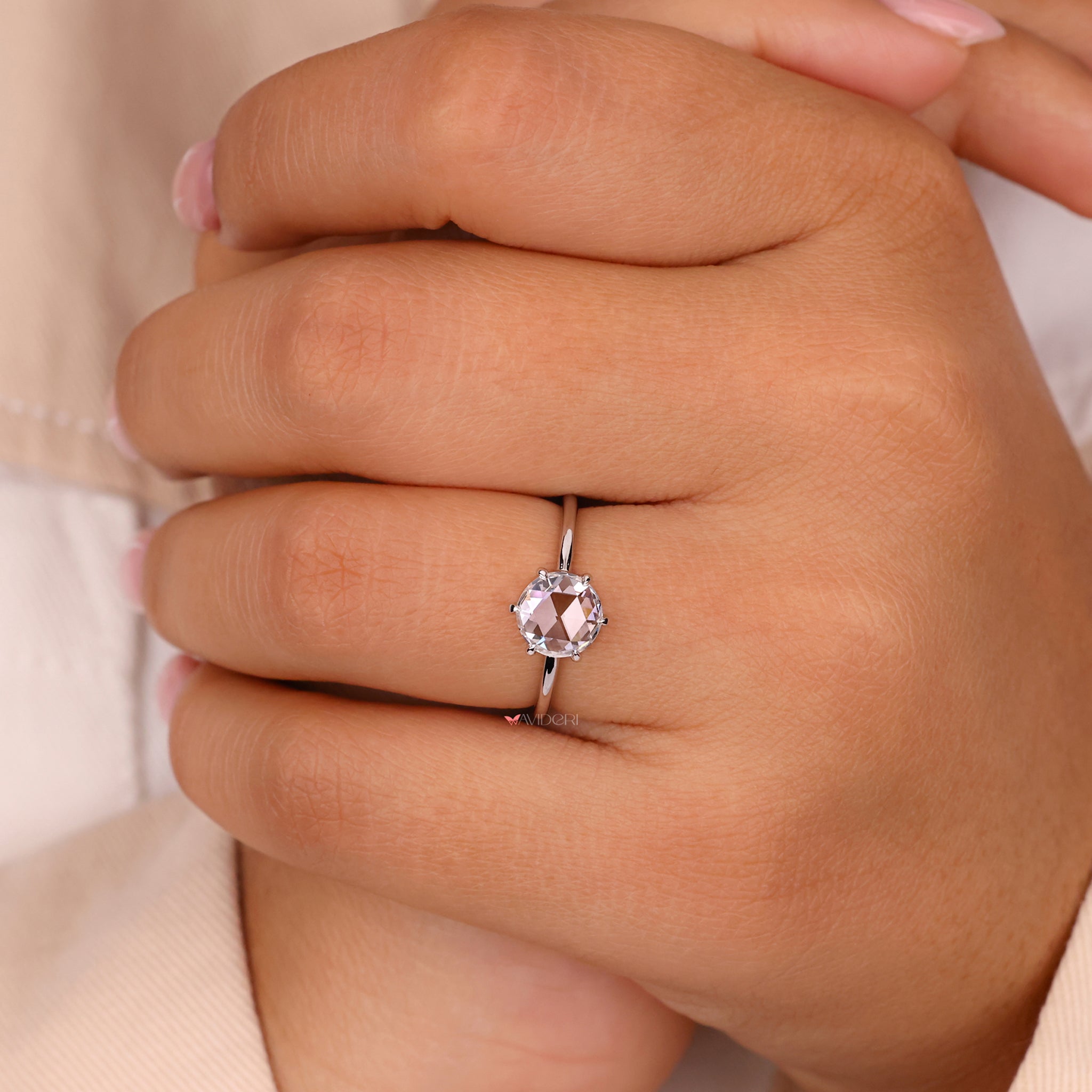 solitaire diamond ring with an igi certified round diamond centrepiece
