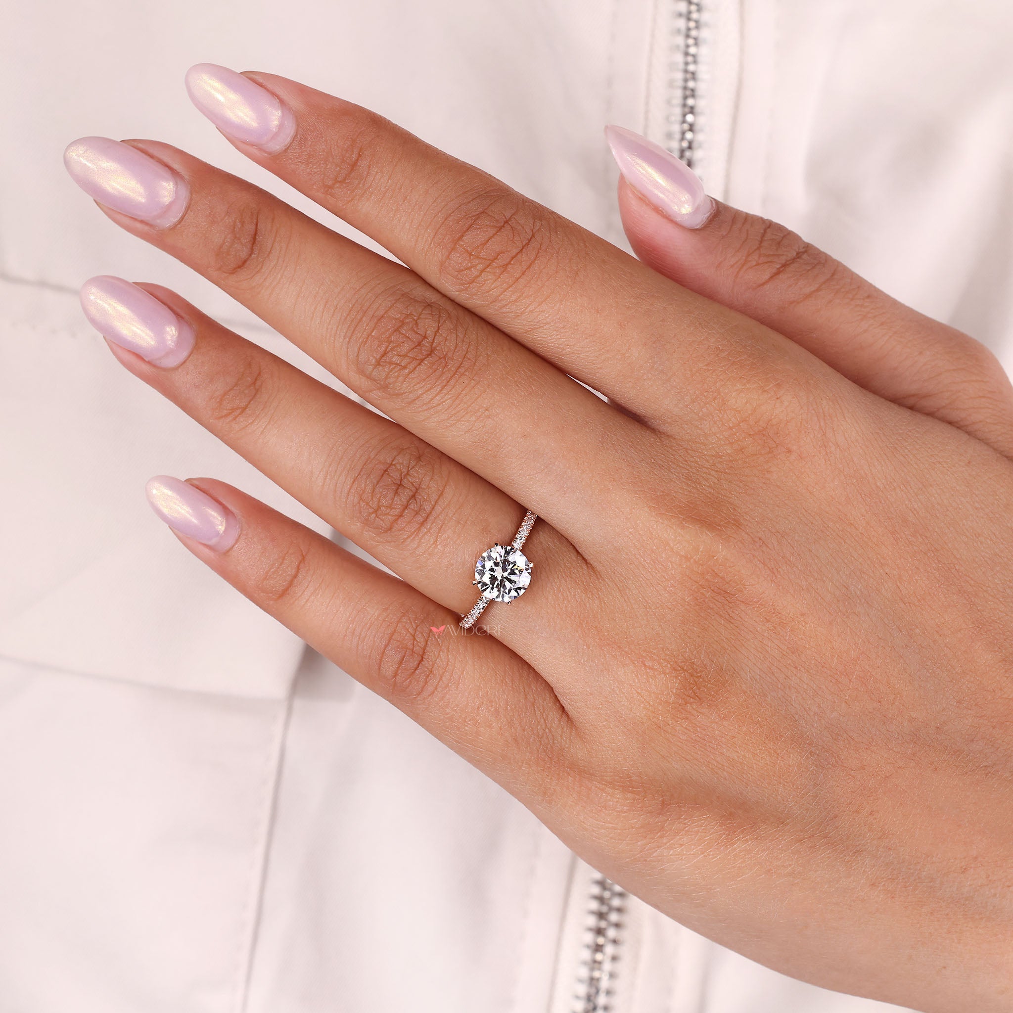Four Claw Prong setting used in round diamond engagement ring with Lab Grown Diamond.

