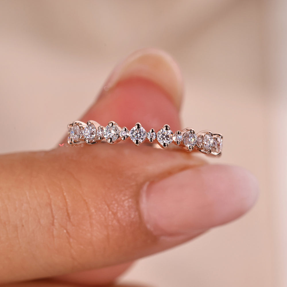 Round cut eternity band with continuous sparkle.
