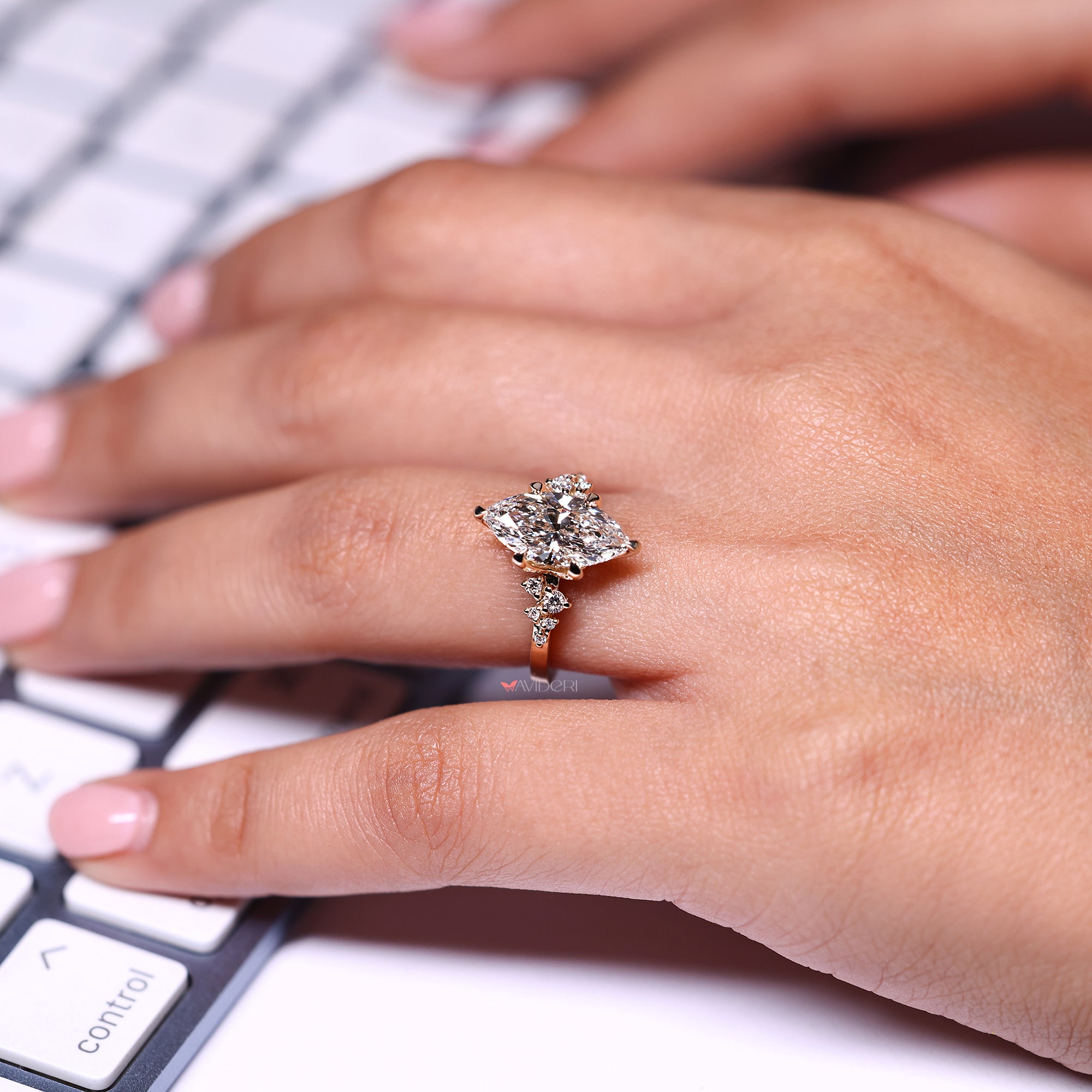 Round side stone ring adding extra sparkle to the center diamond.