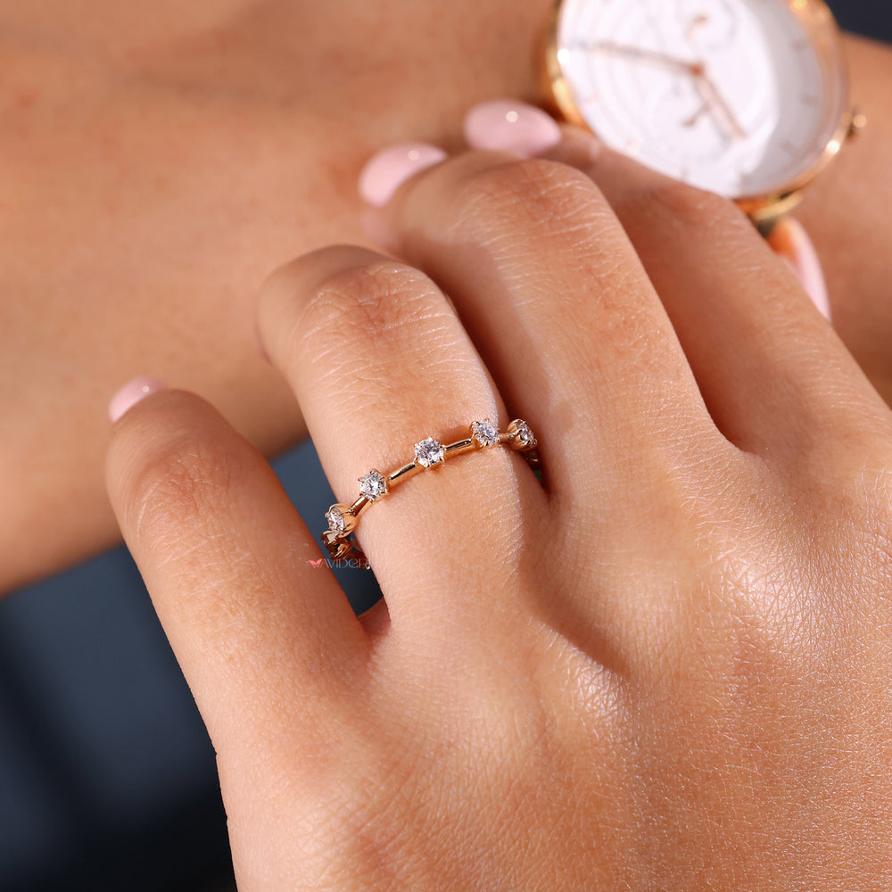Yellow gold band featuring a round diamond wedding band for elegance.
