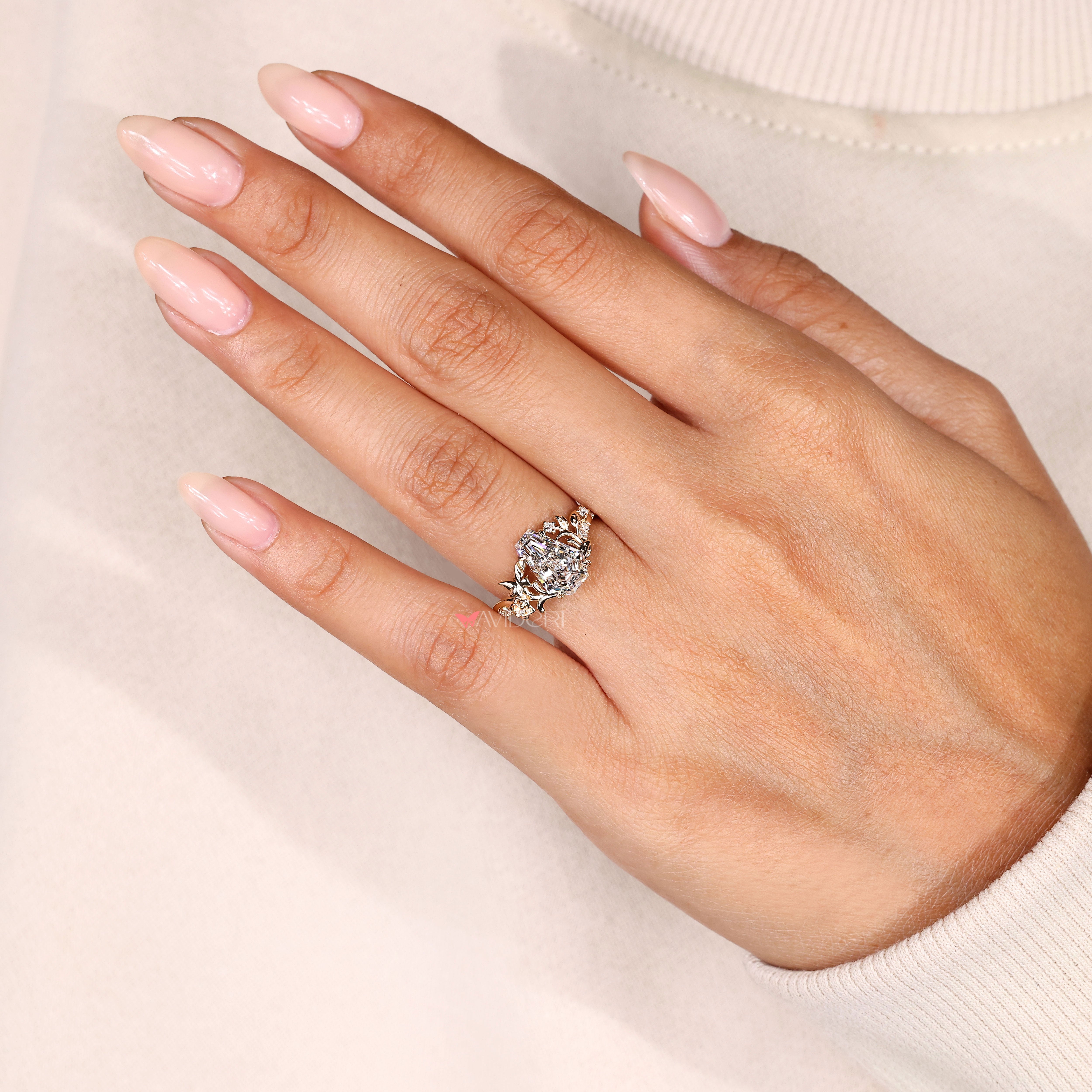 Nature inspired coffin ring with leaf prongs.
