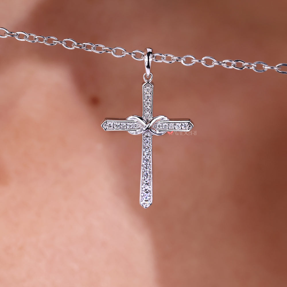 Avideri pendant with lab grown diamond.