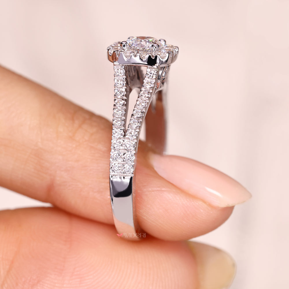 Round ring with split shank and four prongs.
