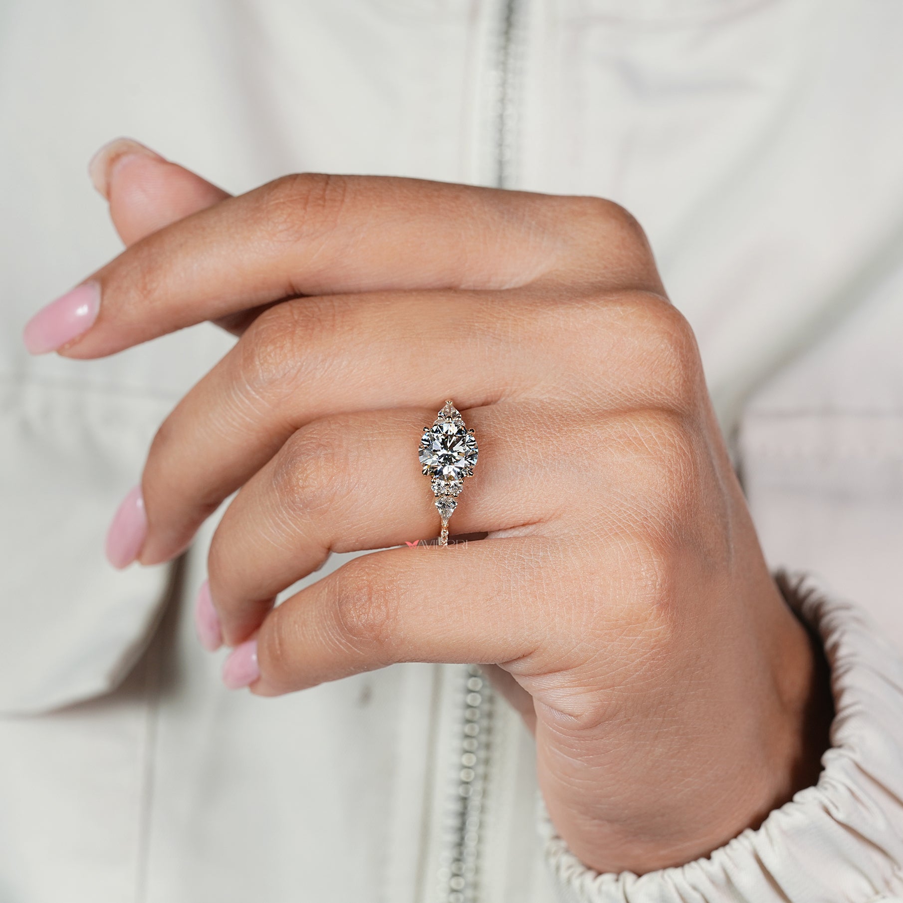 Round cut diamond ring with muse setting and prongs
