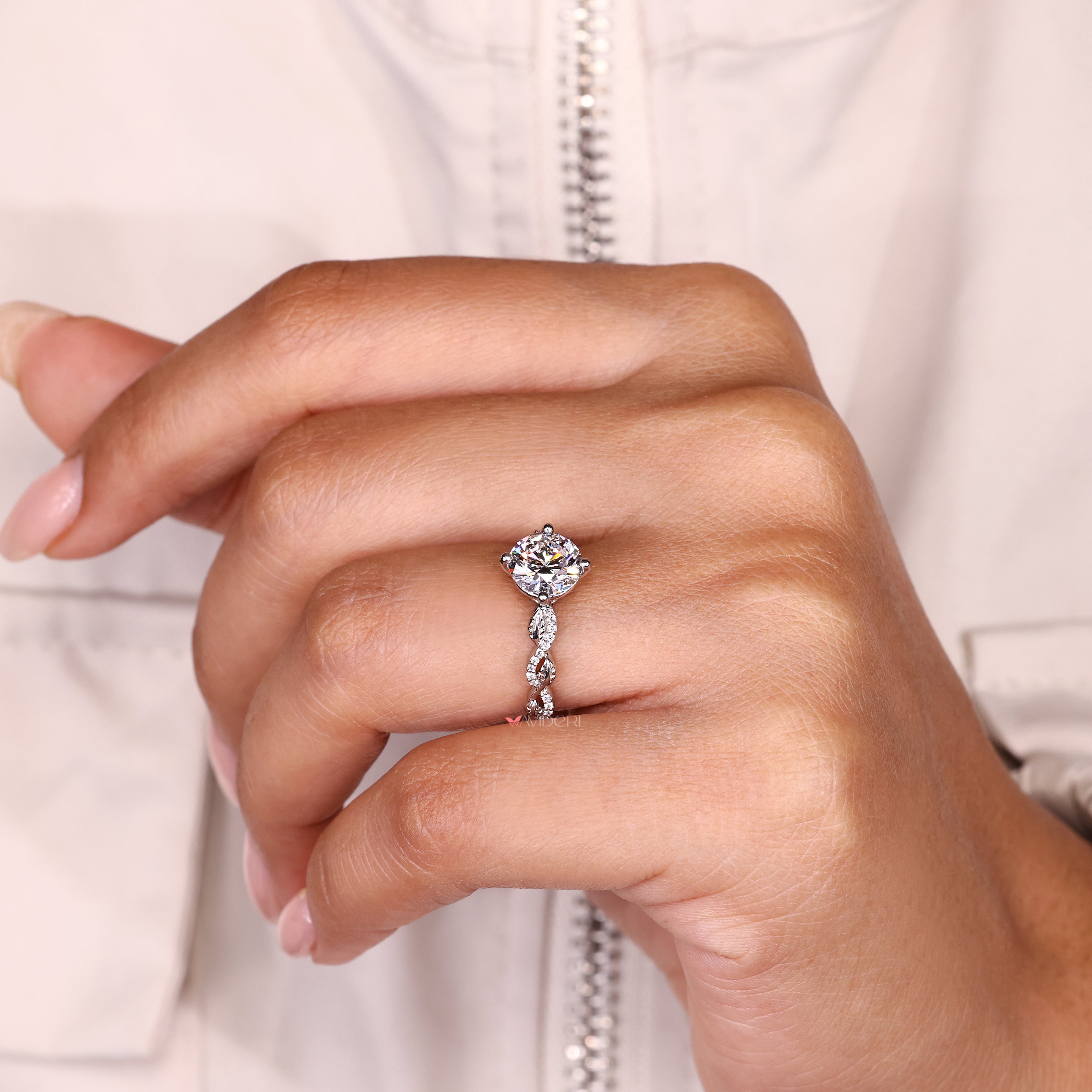 Compass prong round diamond ring design.
