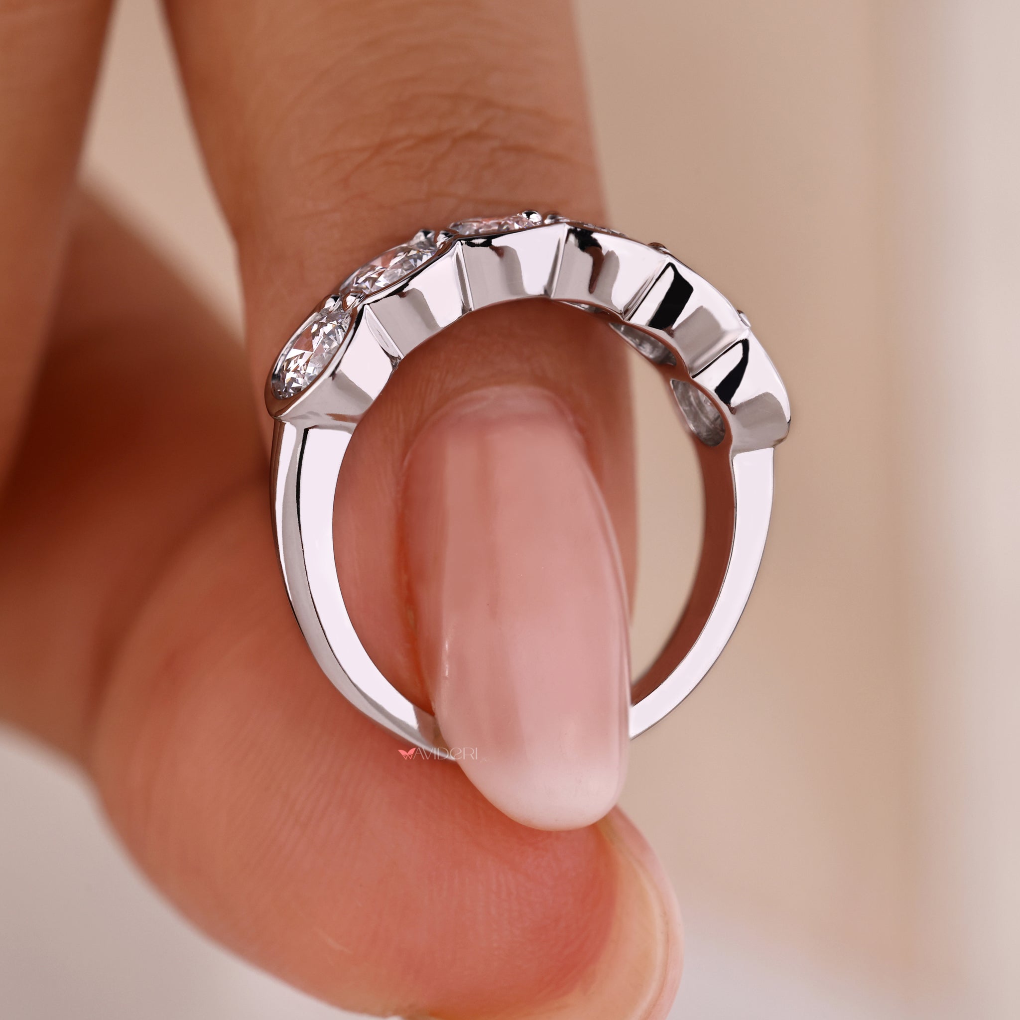 White Gold Half bezel setting for a modern look.
