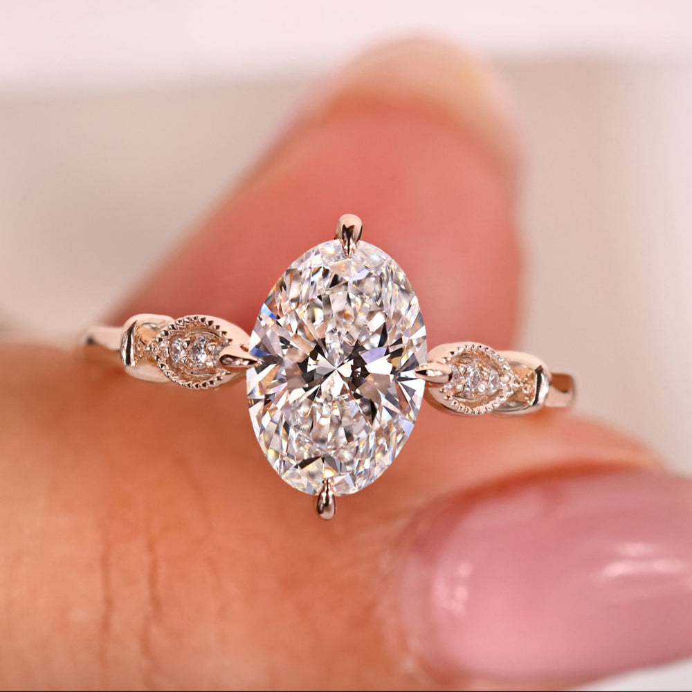 Vintage engagement ring with compass prong setting ring featuring a brilliant cut diamond for a timeless design.
