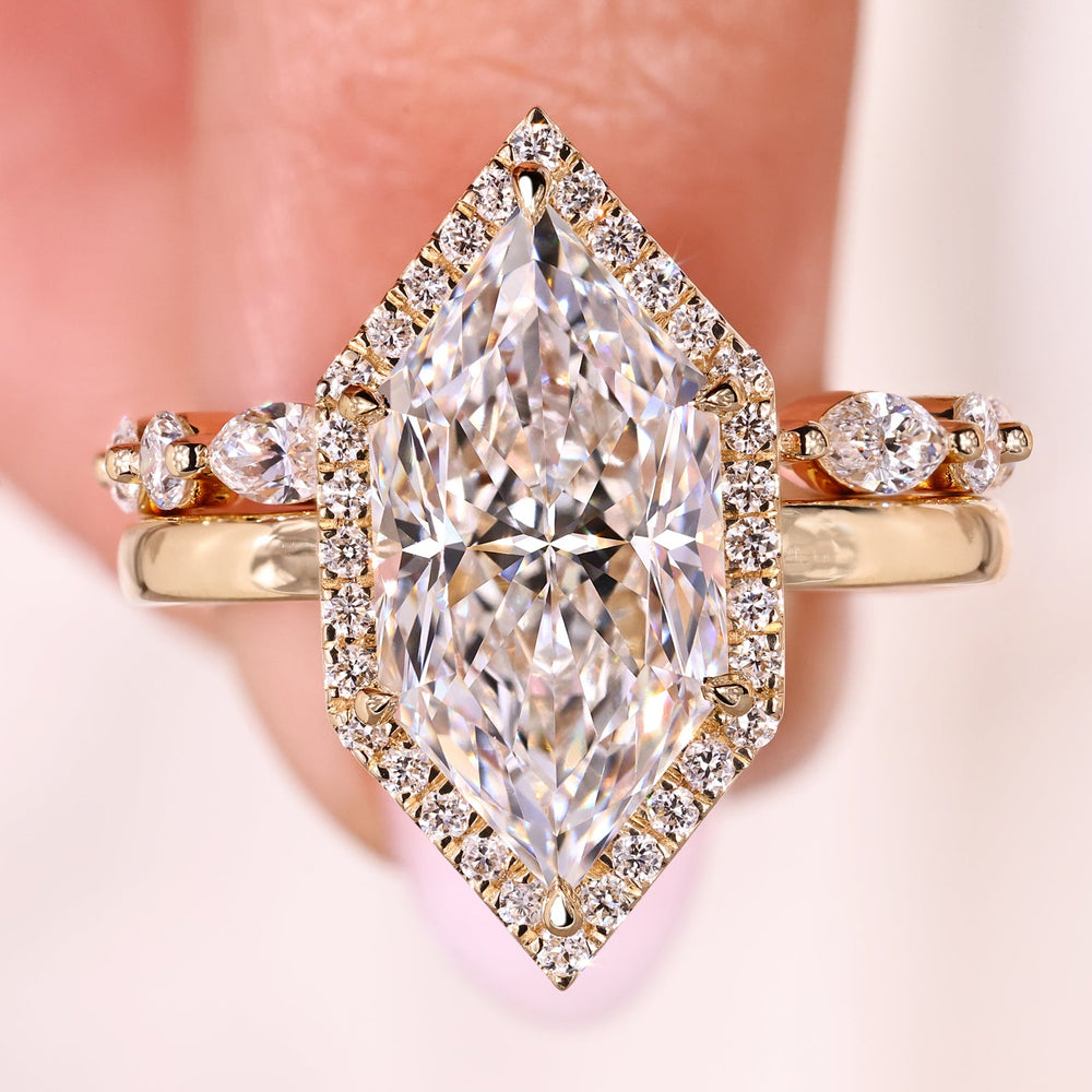 Dutch marquise ring with wedding band in yellow gold.
