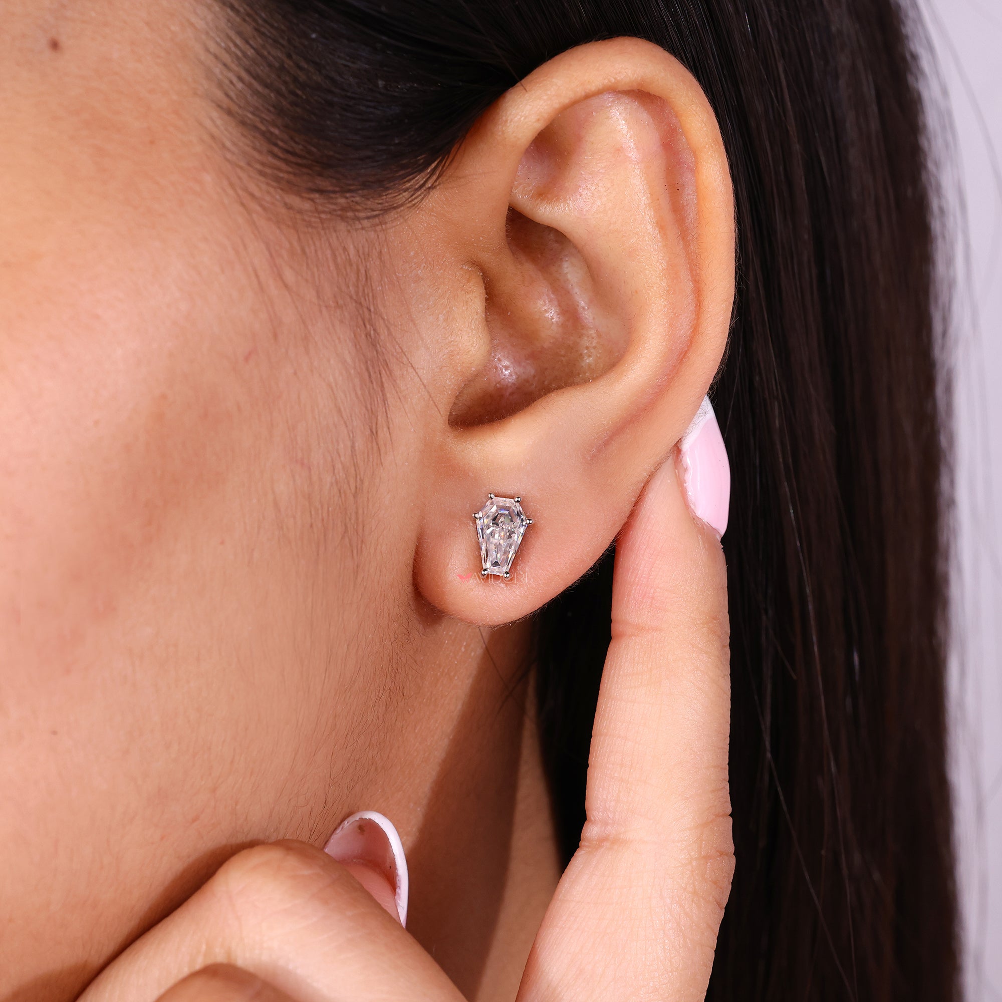 Everyday earrings in moissanite with white gold for daily elegance.