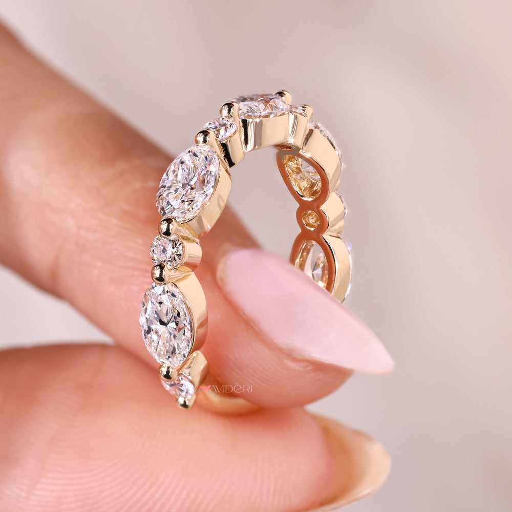 Oval and round diamond wedding band prong set.

