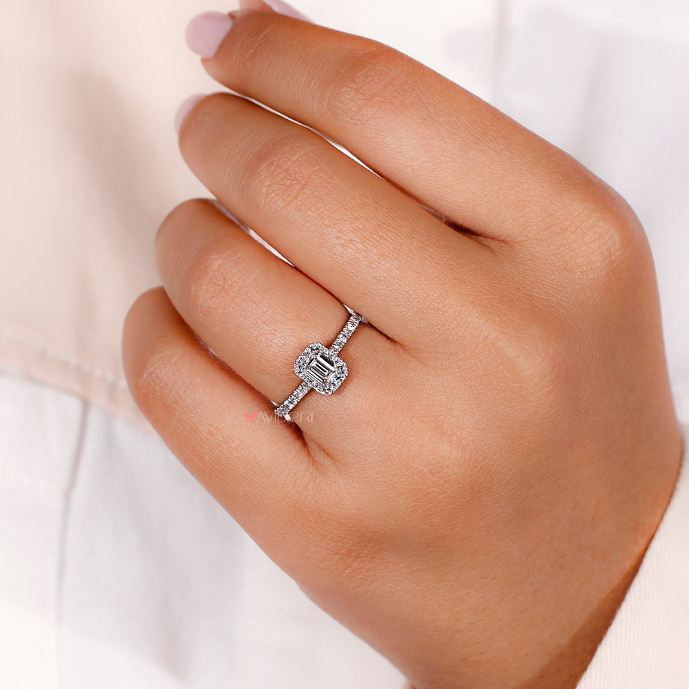 Engagement ring halo with an IGI-certified diamond.
