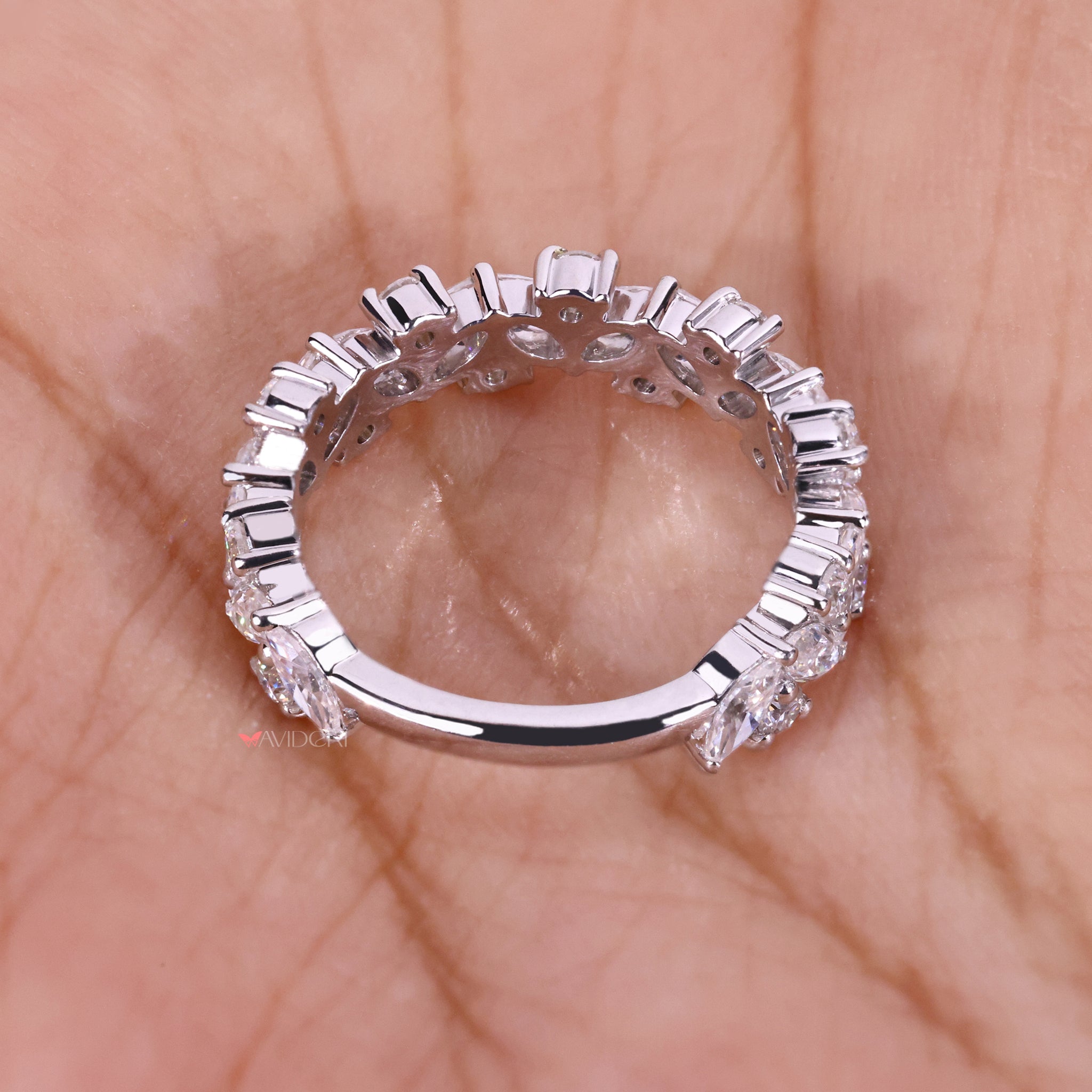 Zig zag pave band in white gold with delicate detailing.
