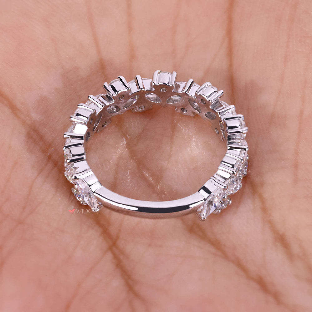 Zig zag pave band in white gold with delicate detailing.
