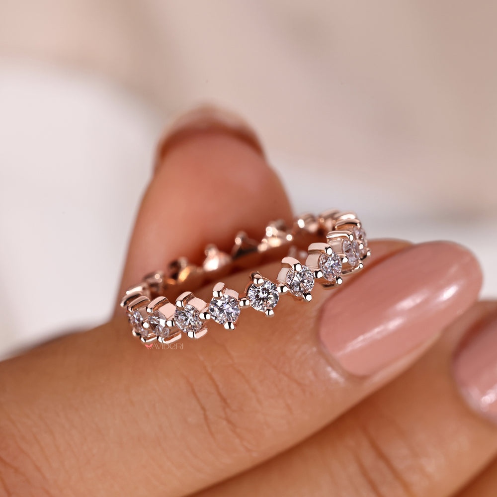 Shared prong wedding band with clean, sophisticated style.