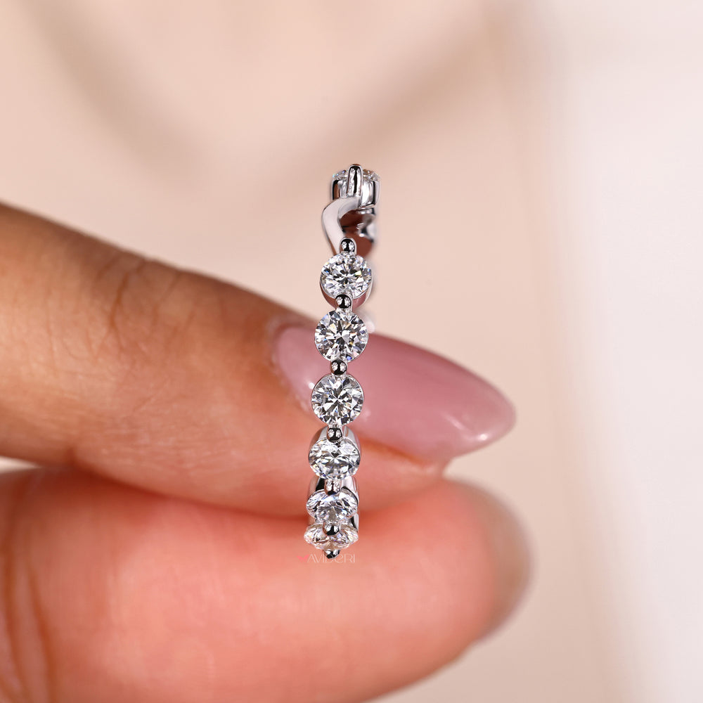 Curvy diamond band with elegant curves and diamonds.
