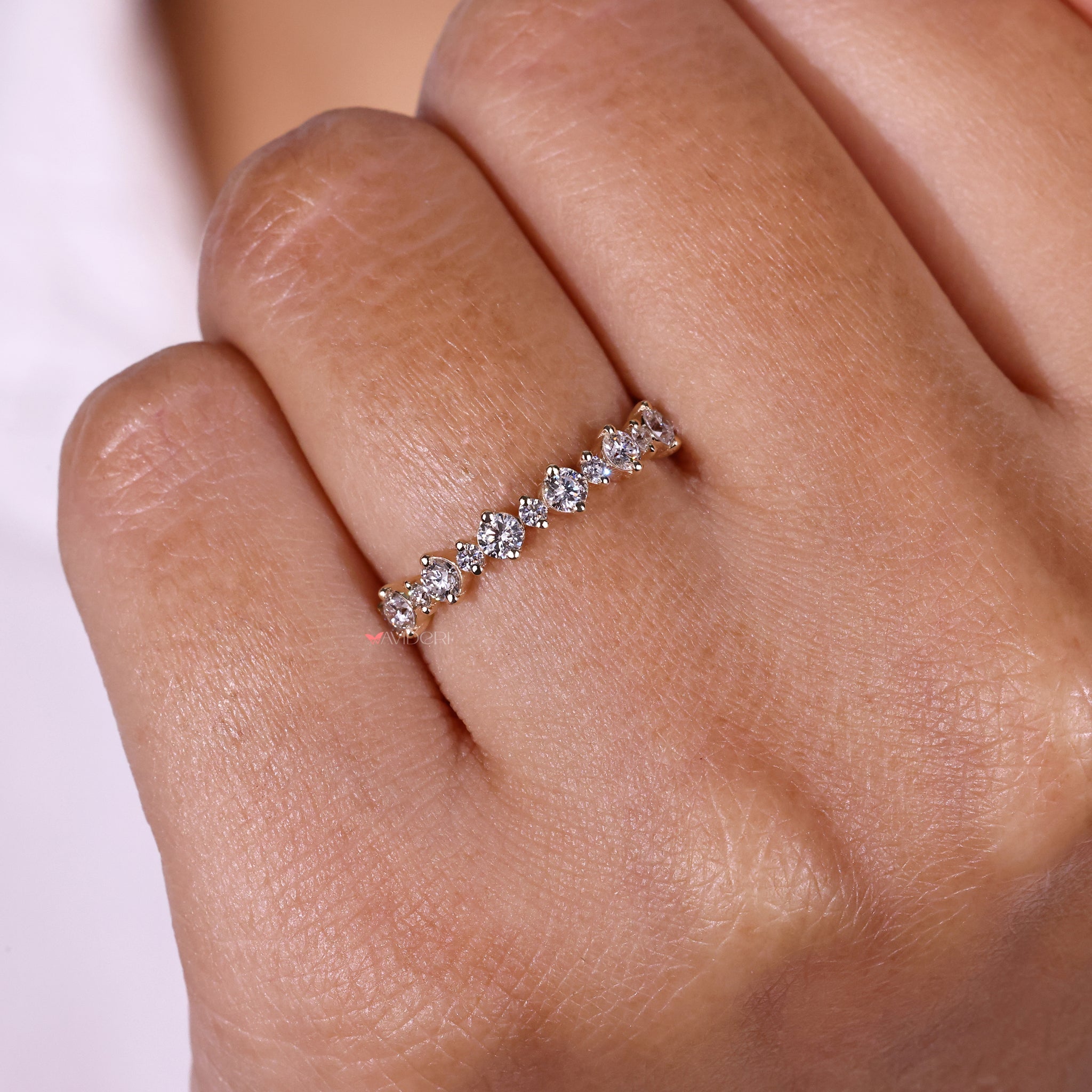 Luxurious Avideri Band featuring stunning diamonds and exceptional craftsmanship.
