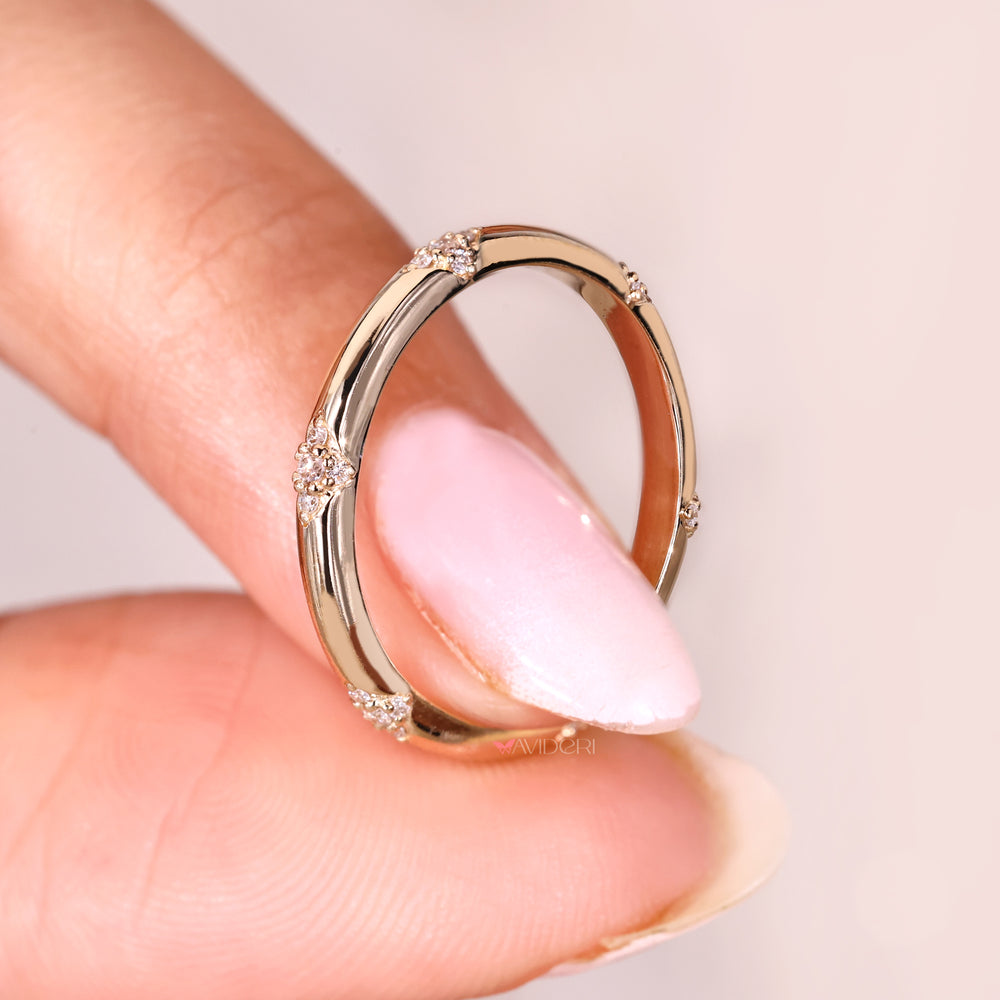 Round diamond band distance pave design.
