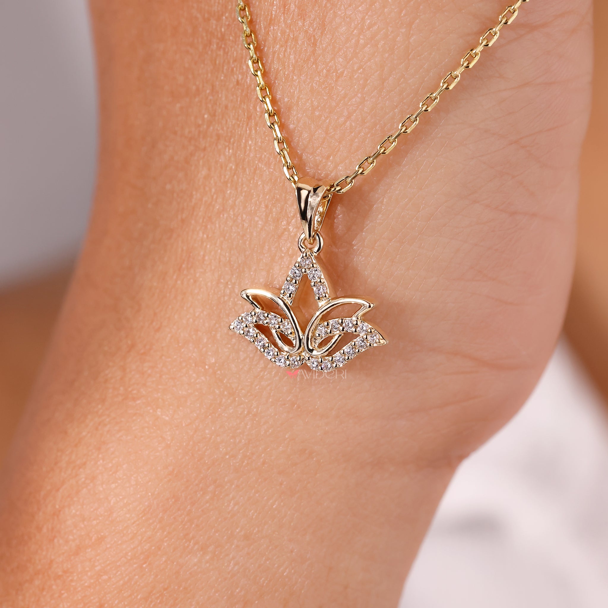 The diamond round pendant shines with brilliant clarity.