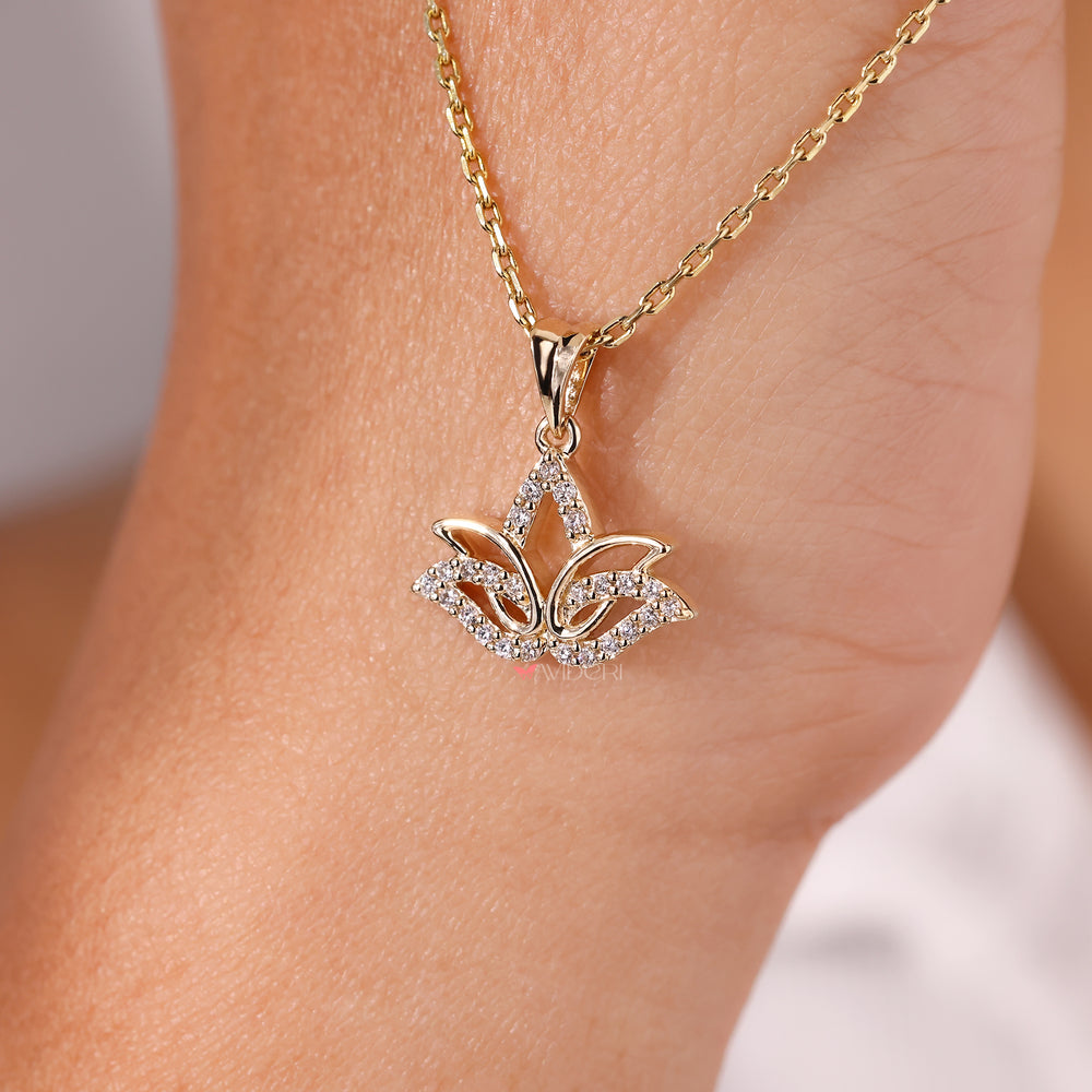 The diamond round pendant shines with brilliant clarity.