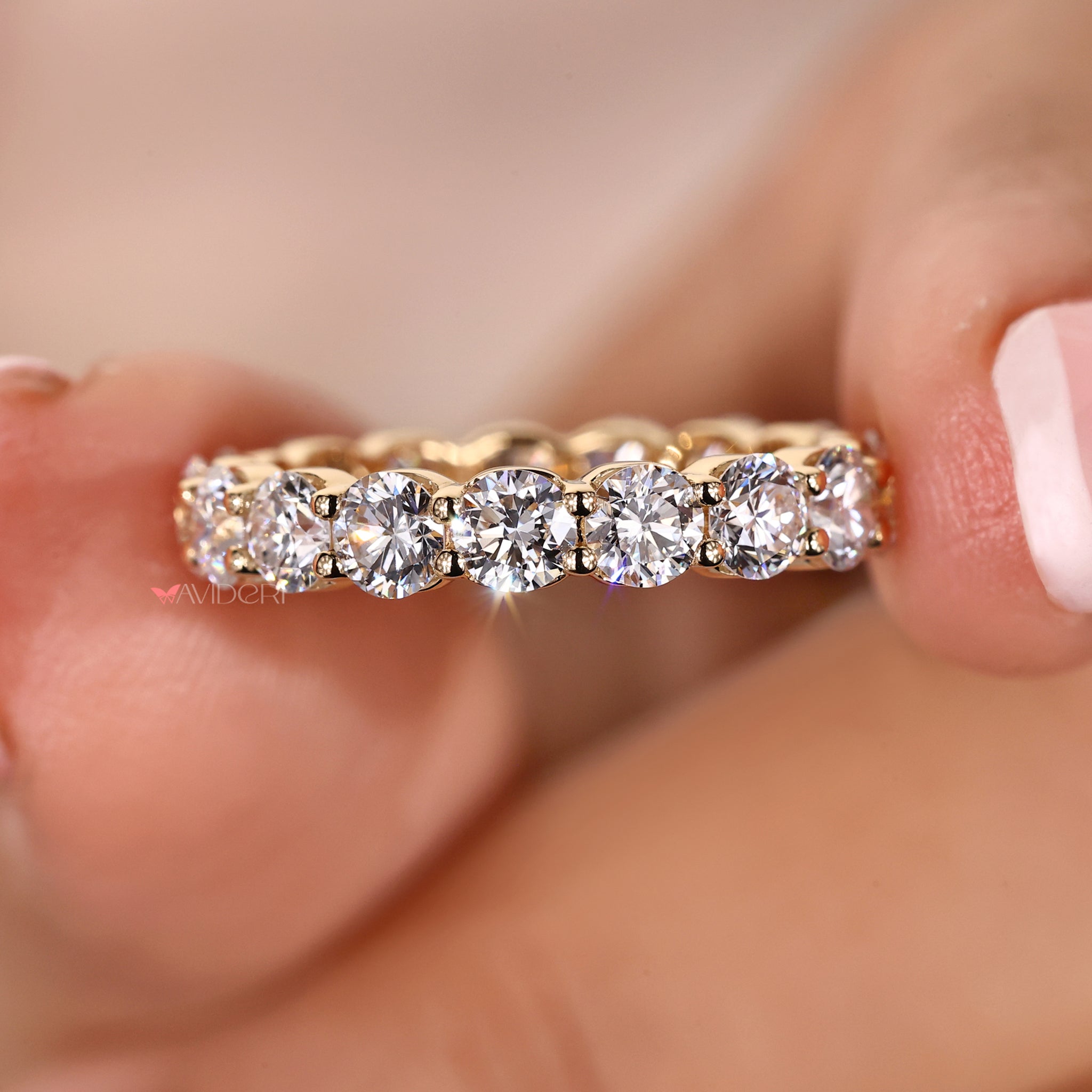 Stunning round prong setting showcasing sparkling diamonds in a classic style.
