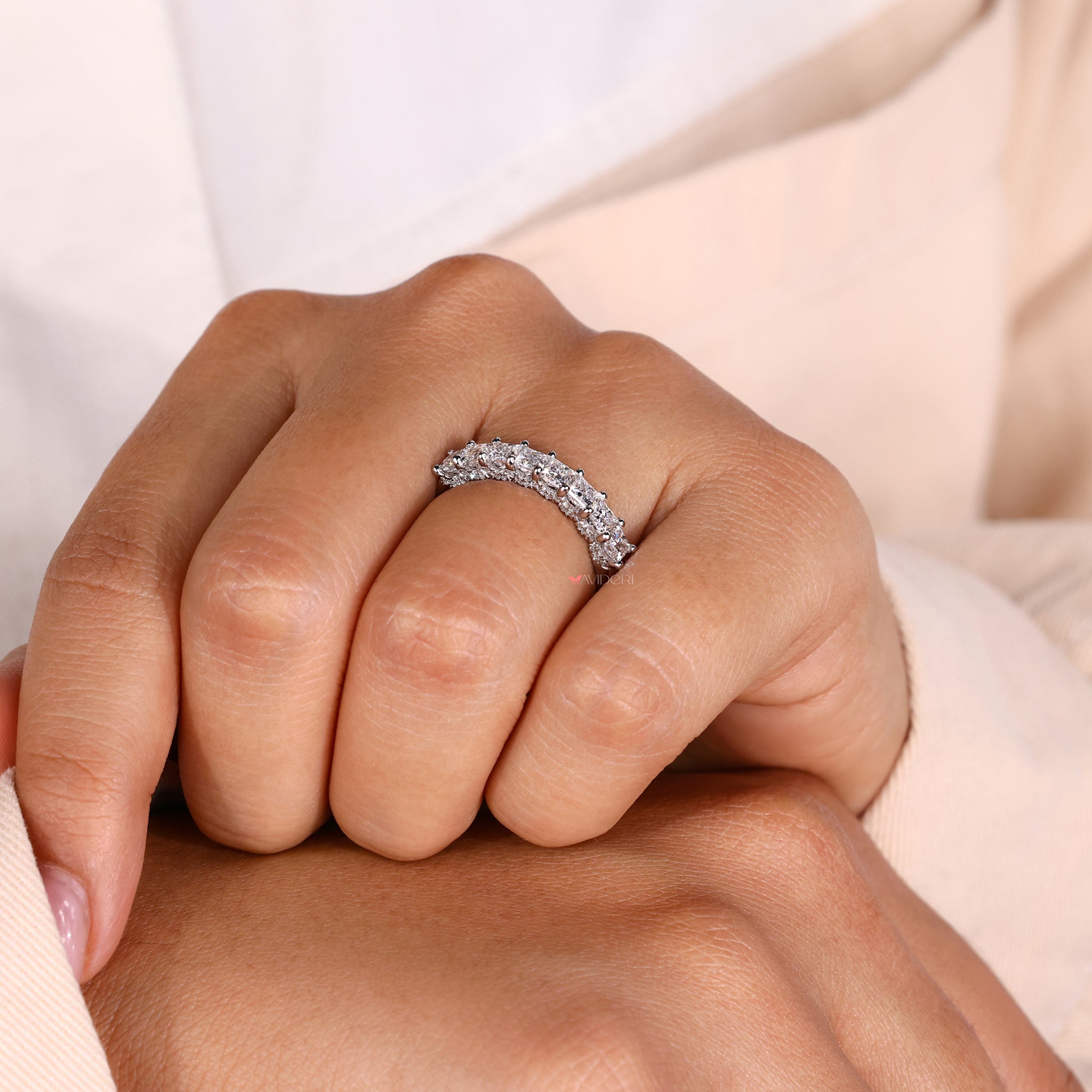 One-of- a-kind wedding band set with a blend of diamonds and bespoke design for an amazing appearance.
