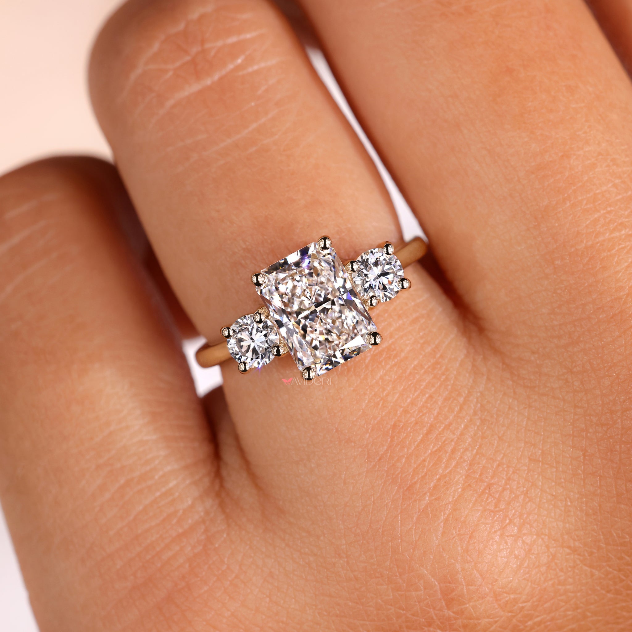 Avideri engagement ring featuring handmade artistry and IGI certified quality
