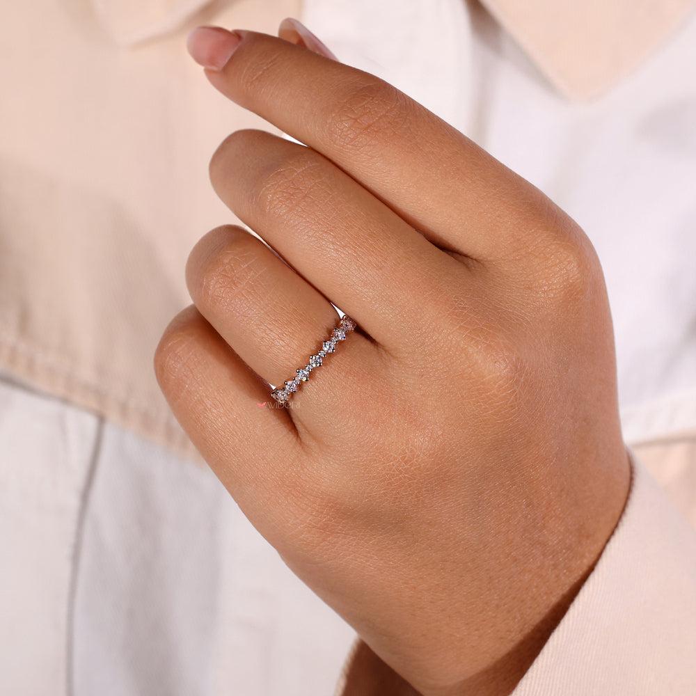 Avideri band with beautiful diamond arrangement.

