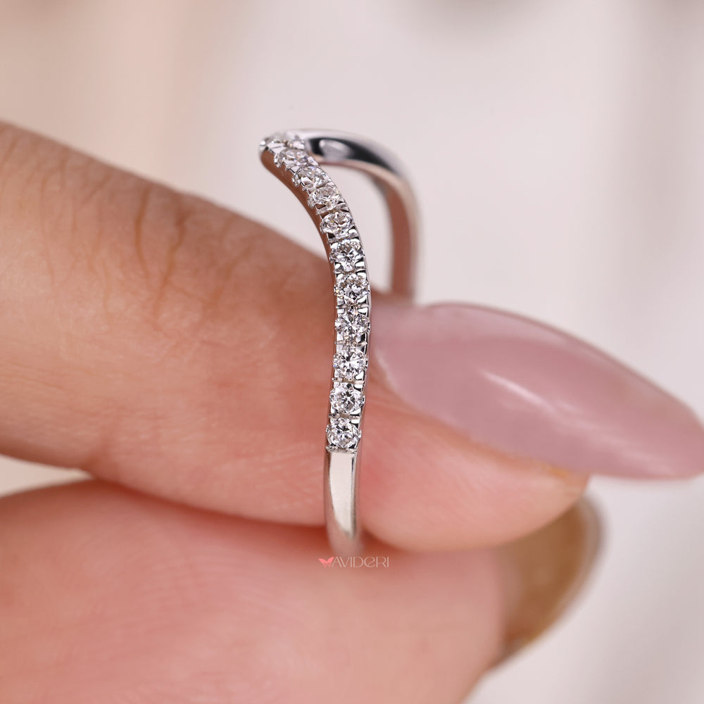 Round curved band in white gold, perfect for your wedding day.