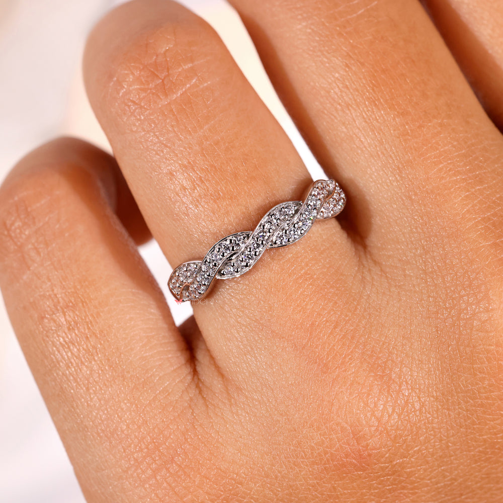 Round cut wedding band with a classic shape.

