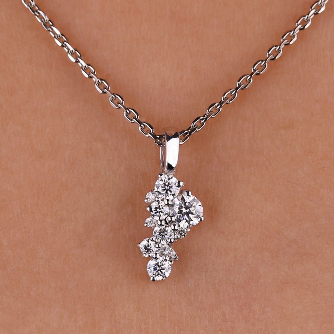 Round brilliant cut moissanite pendant with brilliant shine.