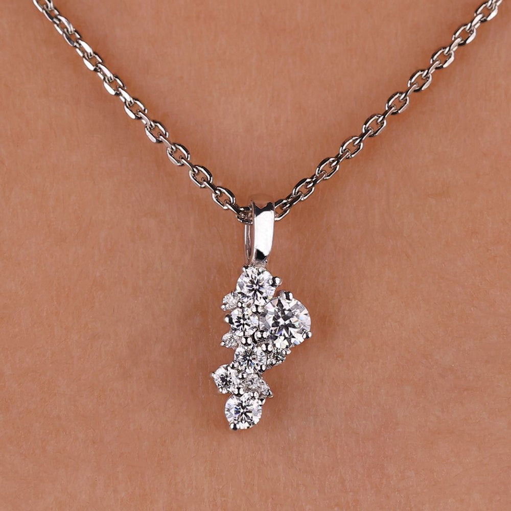 Round brilliant cut moissanite pendant with brilliant shine.