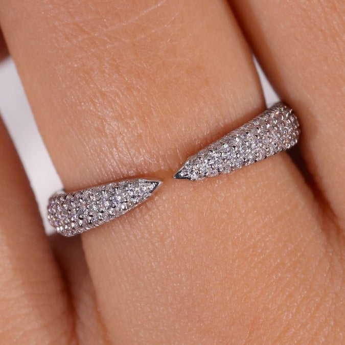 Round cut wedding band in white gold.

