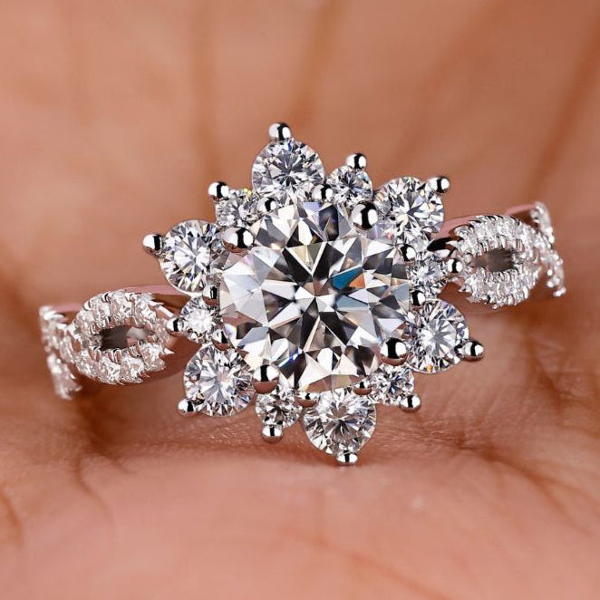 This round brilliant cut engagement ring features a radiant center design.
