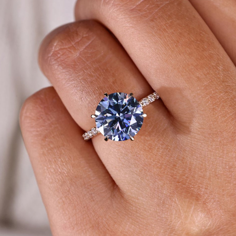 This round cut ring features a bright and balanced center design.
