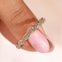 Round Diamond Wedding Band in Yellow Gold