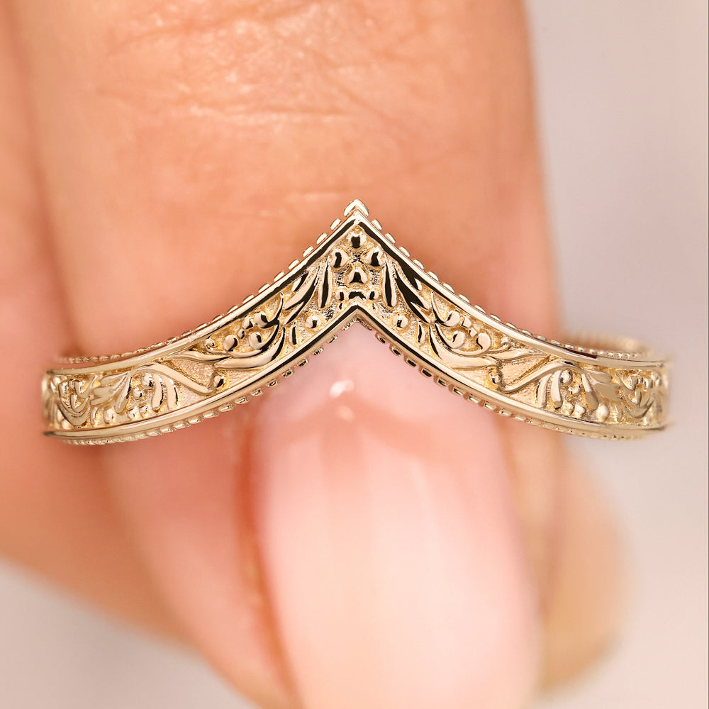 Vintage wedding band with v shaped art deco.
