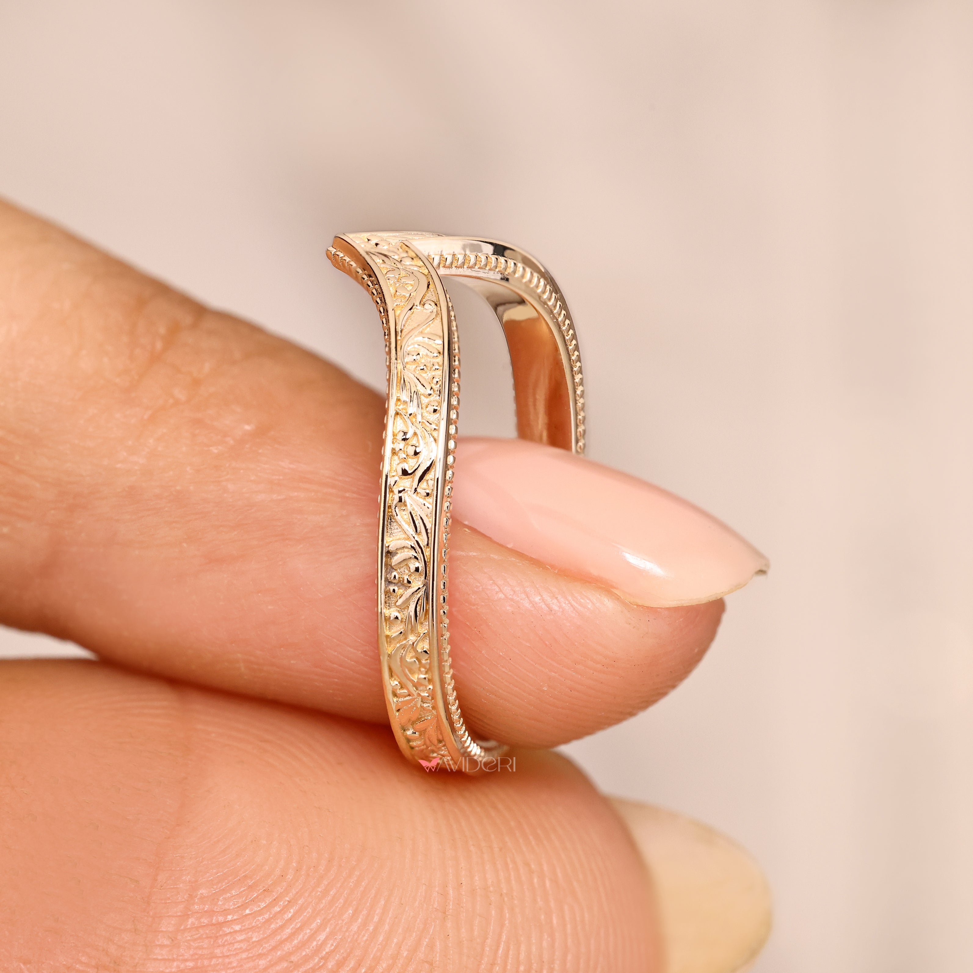 Art deco wedding band with eternity filigree.

