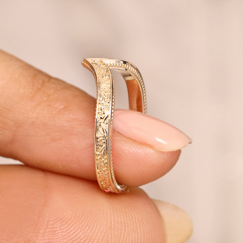 Art deco wedding band with eternity filigree.
