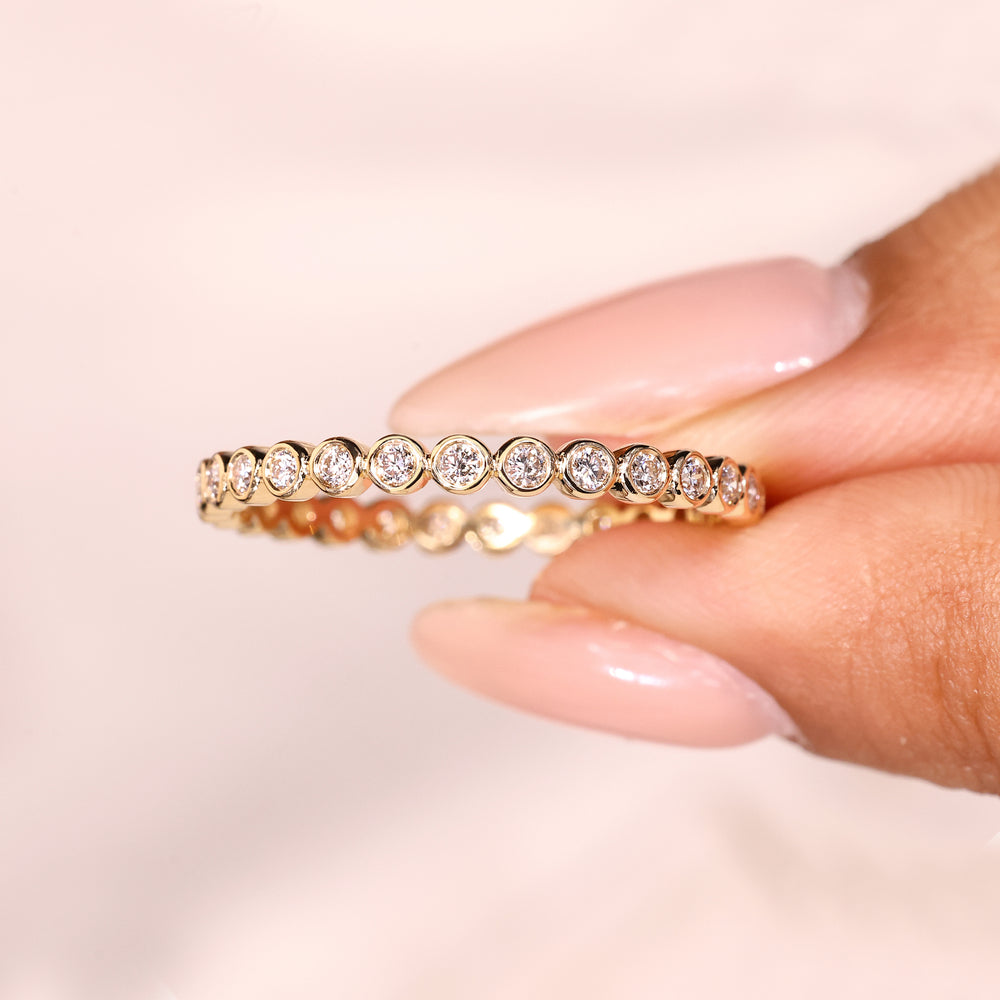 Round diamond wedding band bezel setting.
