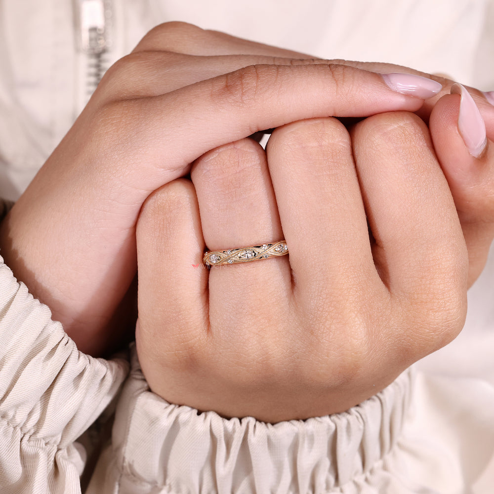 Milgrain band with round diamond accents.
