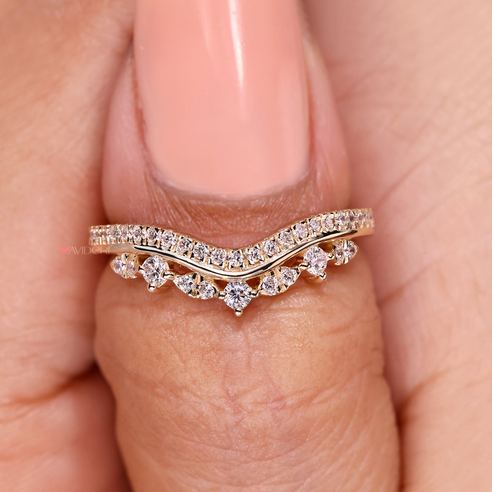 Minimal curved half eternity diamond band.
