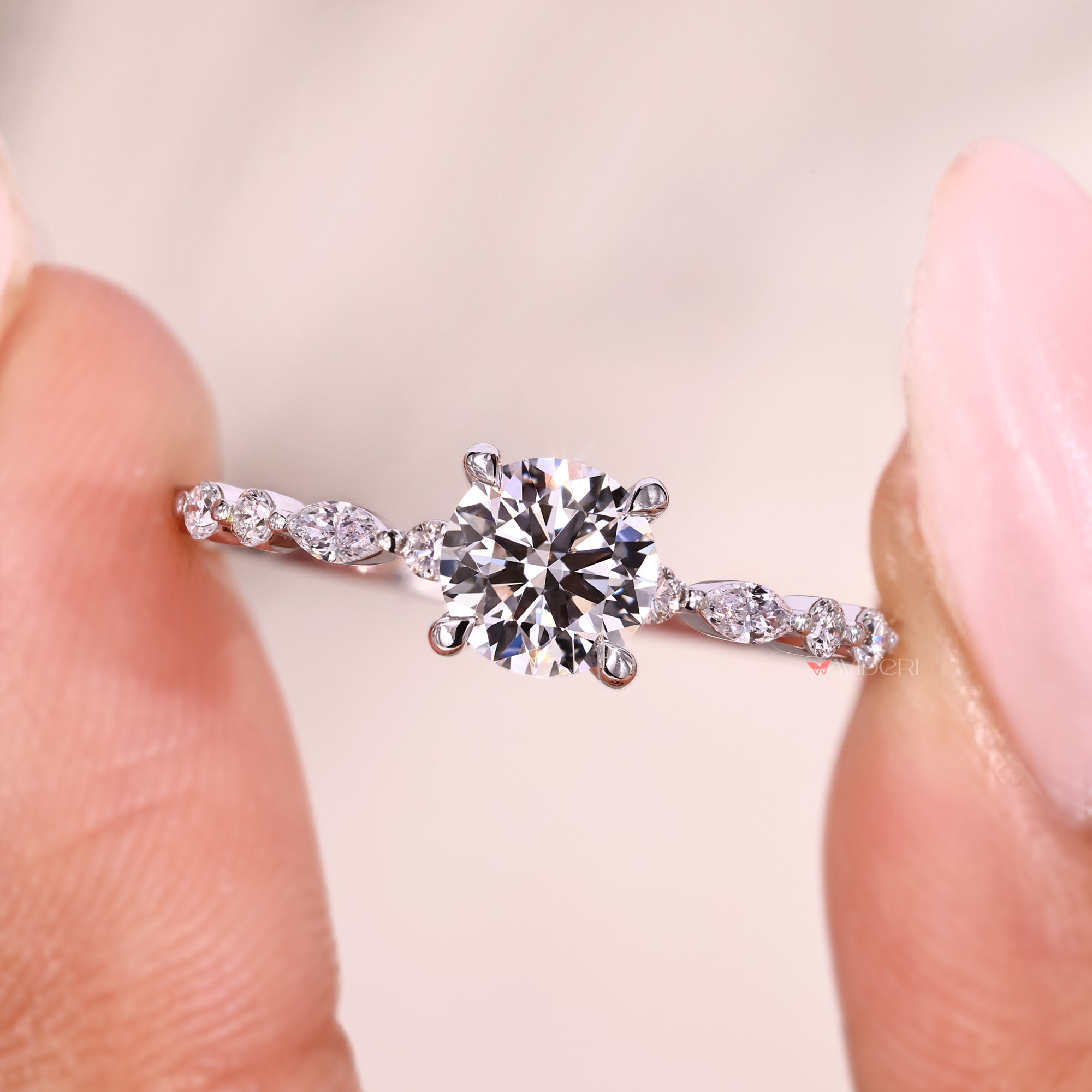 4 claw prong setting ring with brilliant sparkle.