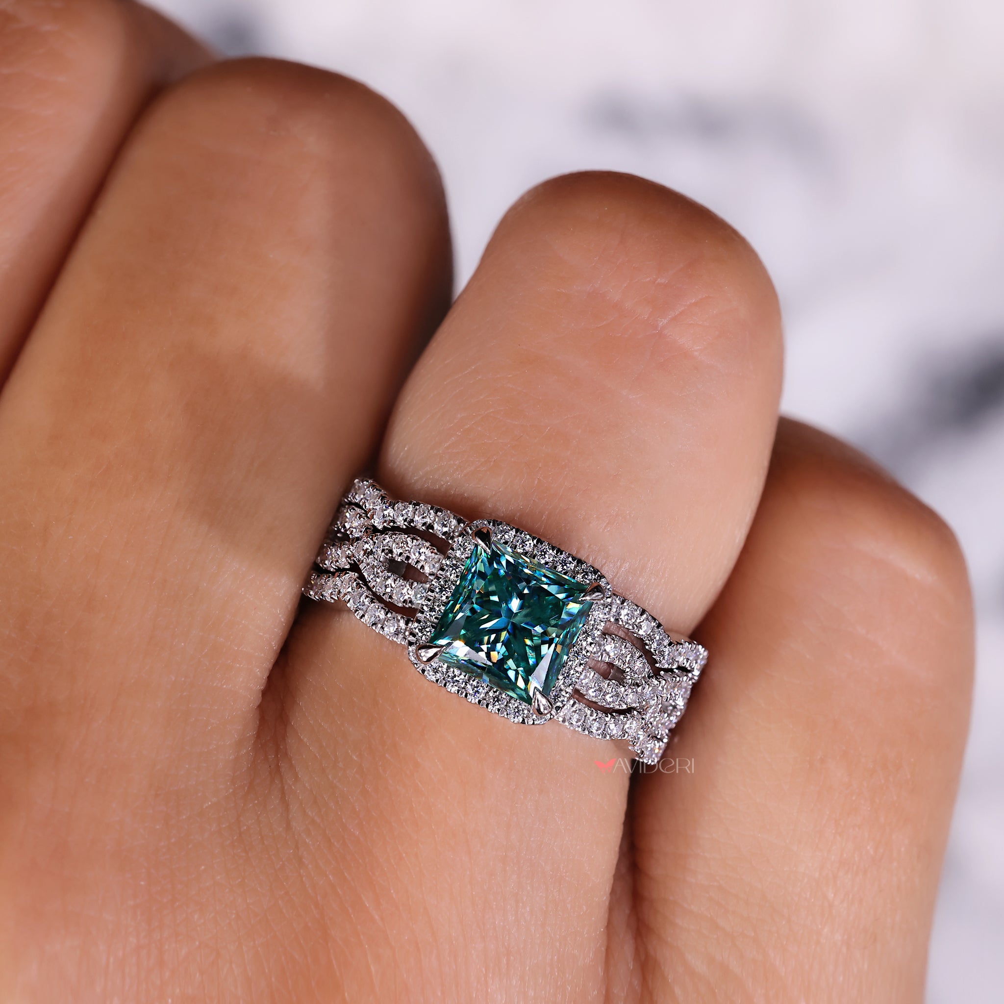 4 Claw Prong Setting secures the Moissanite in place with precision.