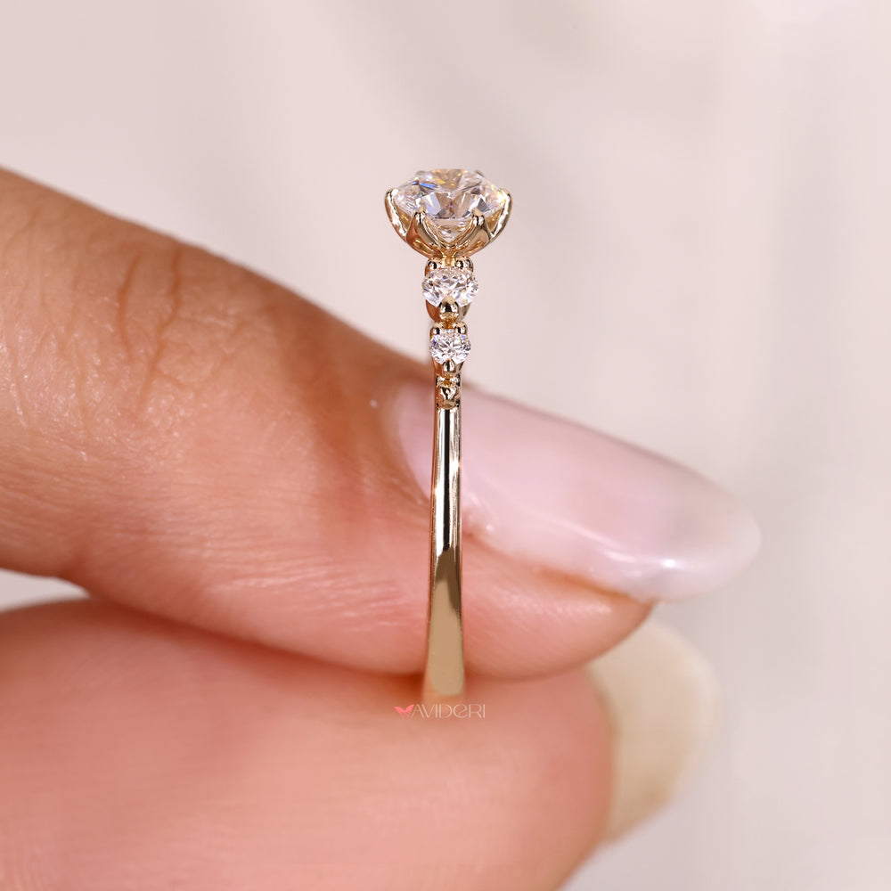 Round Cut Diamond Side Stones Lab Grown Diamond igi certified.
