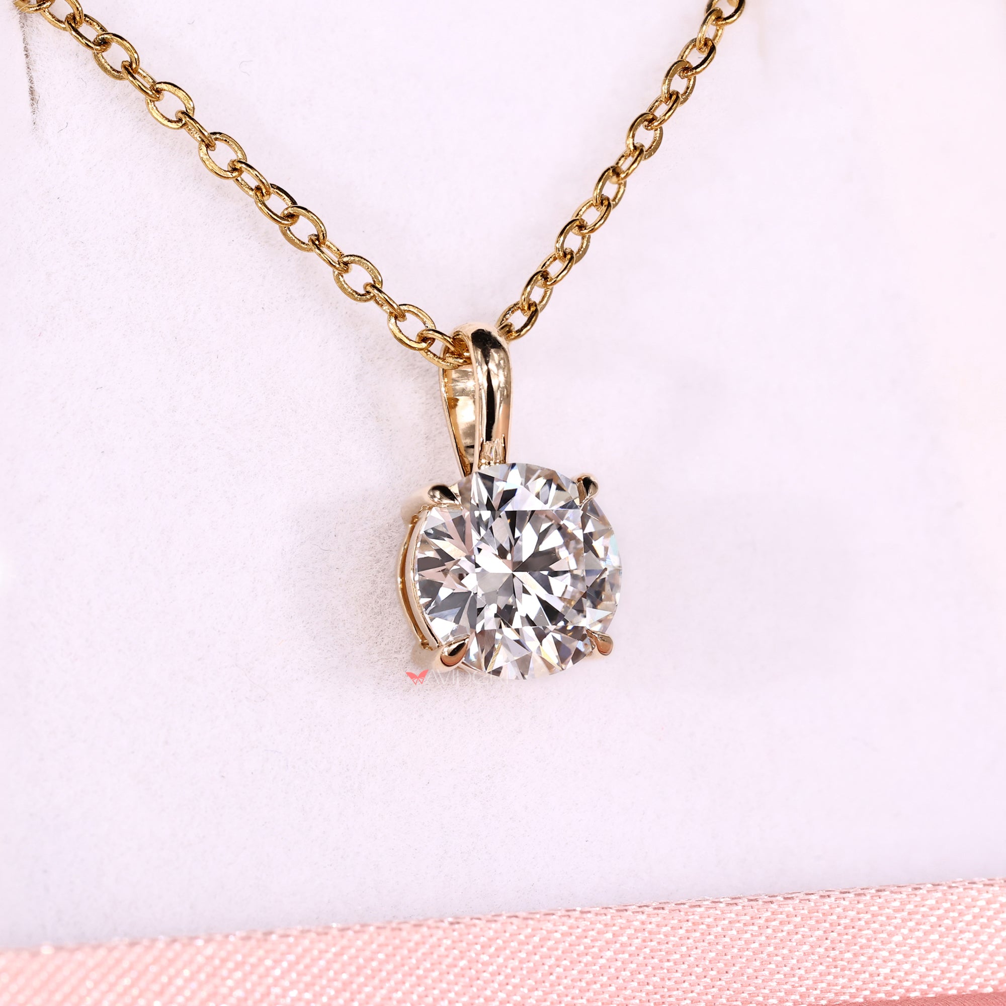 Handmade pendant in round cut diamond style for daily wear.
