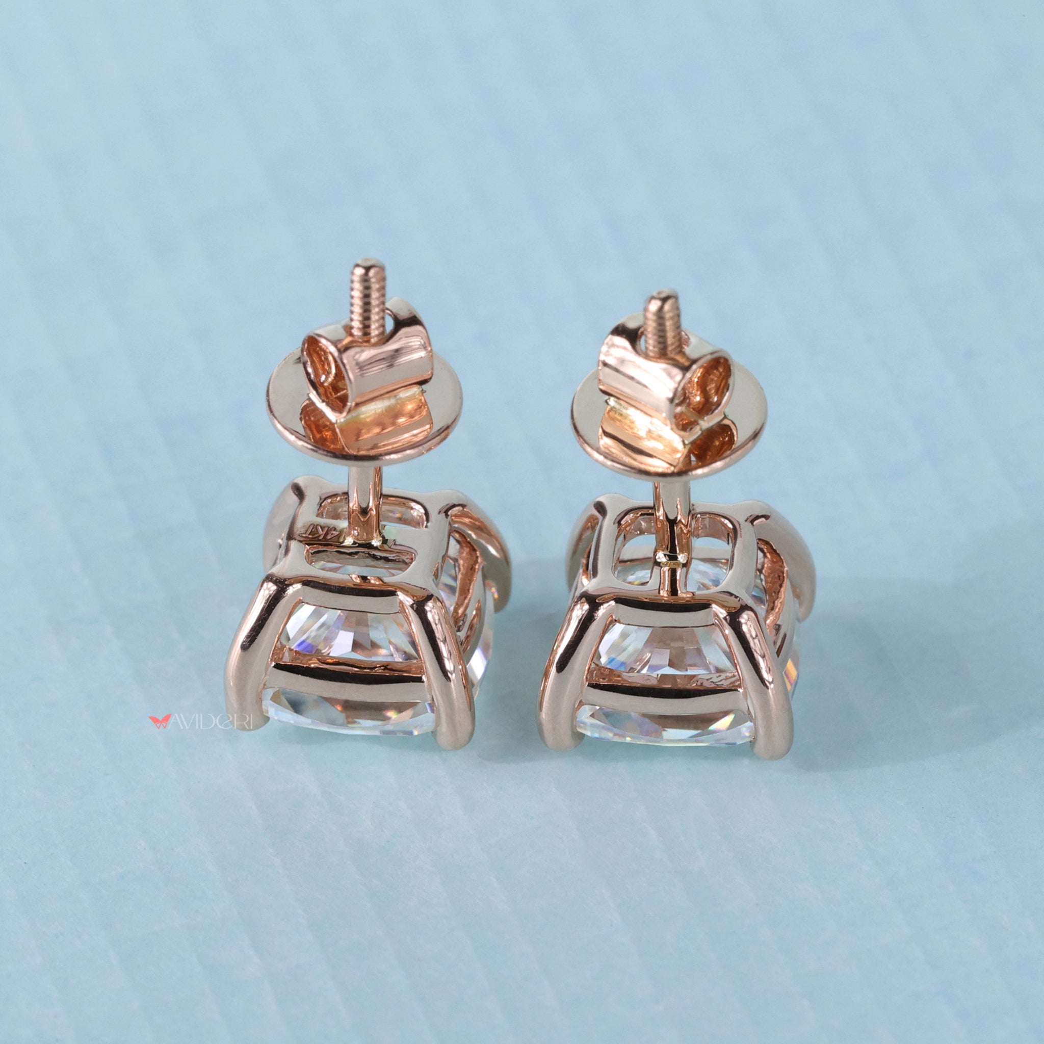 The rose gold earring set provides a matching, stylish look.