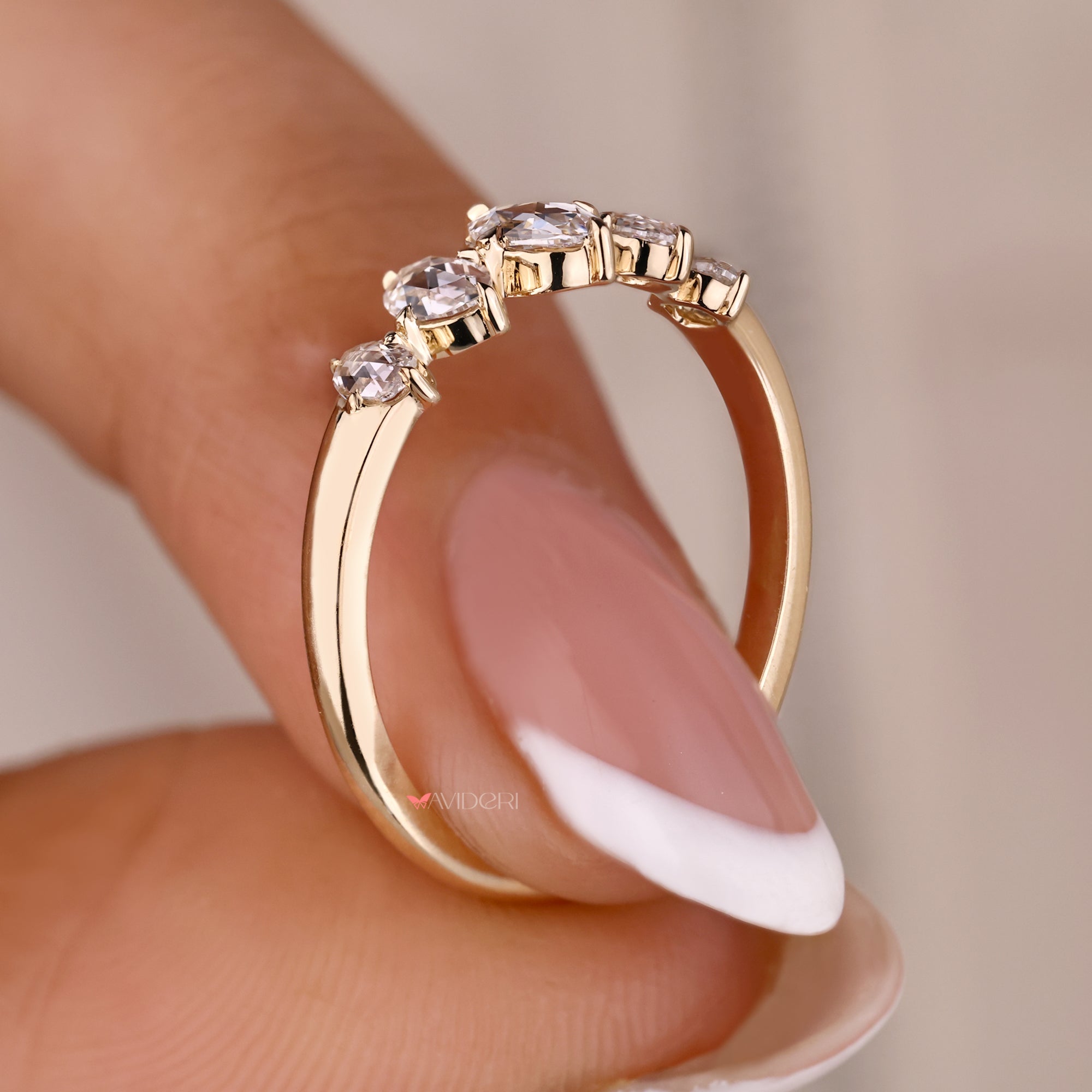 Tapered shank band on compass prong setting.
