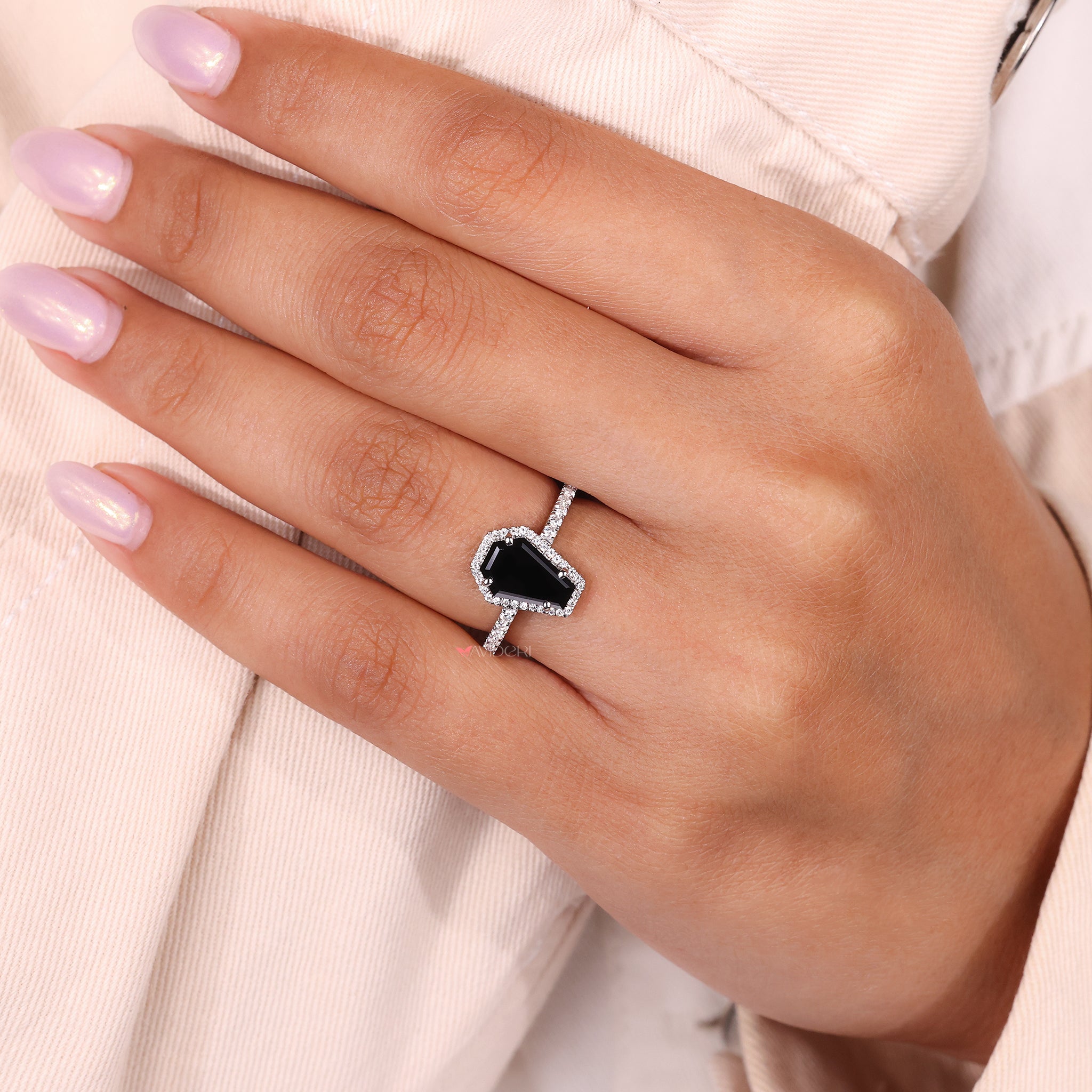 Round Cut Halo Setting gives a radiant and full appearance to the ring.